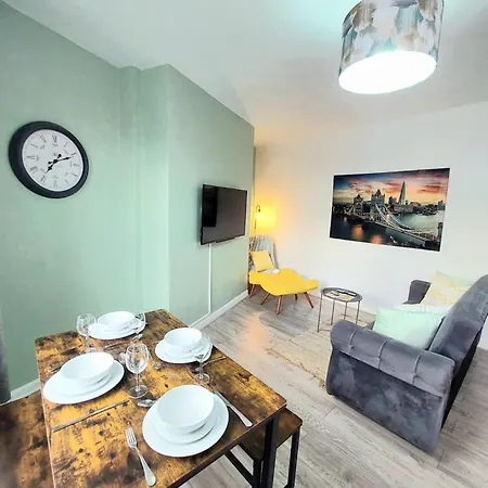 Cosy In Leeds, Free Wifi Holiday home *
