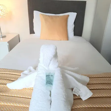 Cosy In Leeds, Free Wifi Holiday home