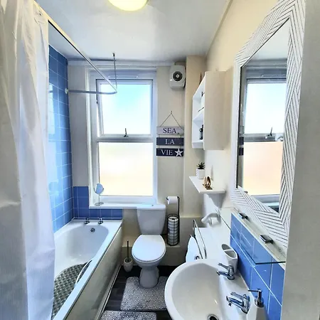 Cosy In Leeds, Free Wifi Holiday home