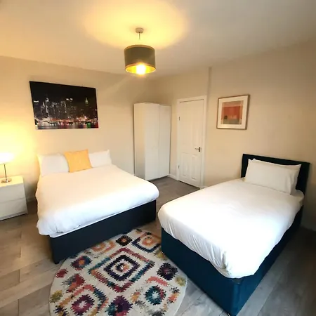 Cosy In Leeds, Free Wifi Holiday home *